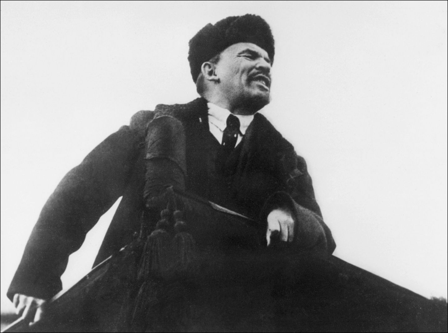 Revolutsionäär Vladimir Iljitš Lenin (1870–1924) pidamas Moskvas novembris 1918 bolševike revolutsiooni esemesel aastapäeval kõnet