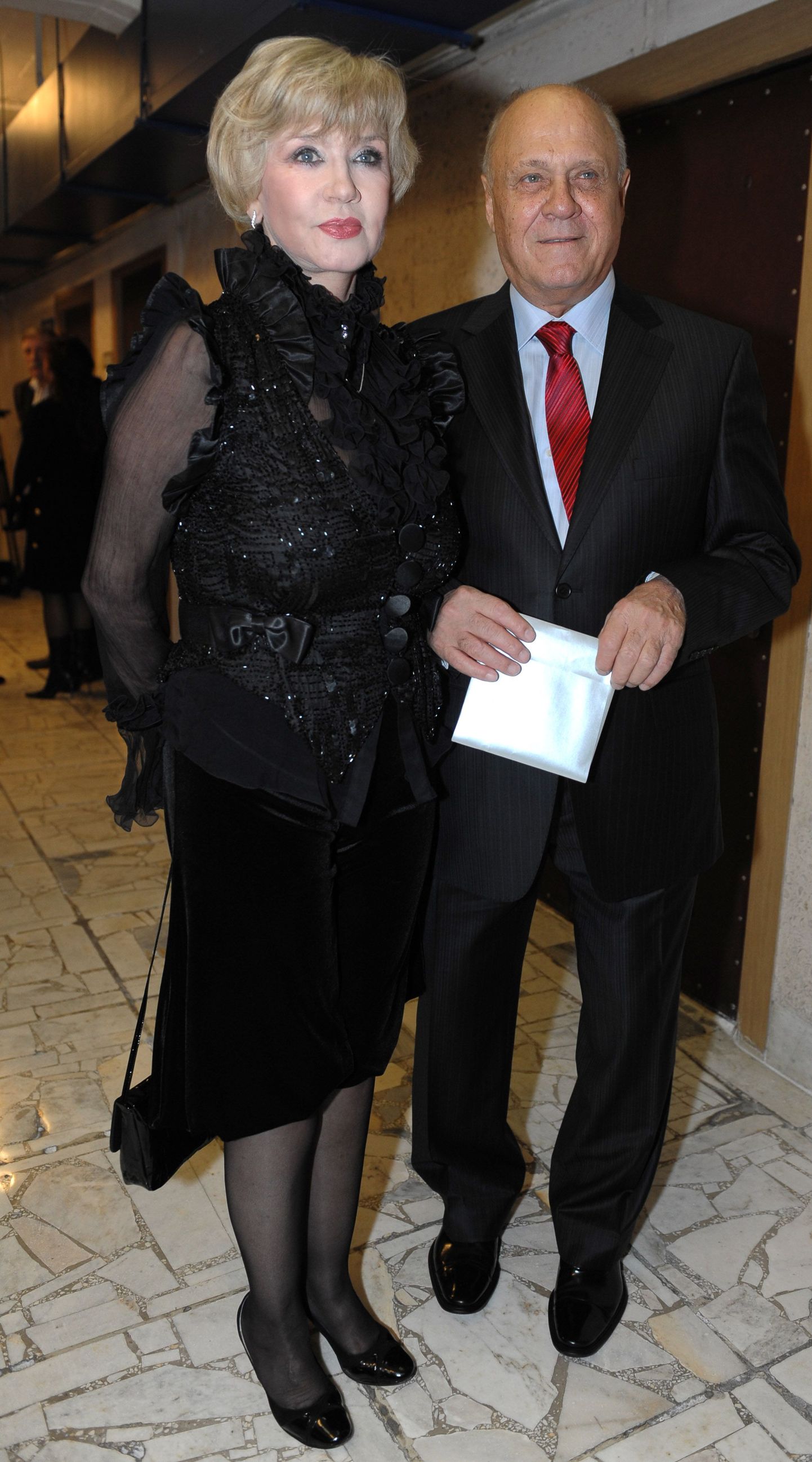 Владимр Меньшов с супругой Верой Алентовой на церемонии вручения премий "Золотой орел".
