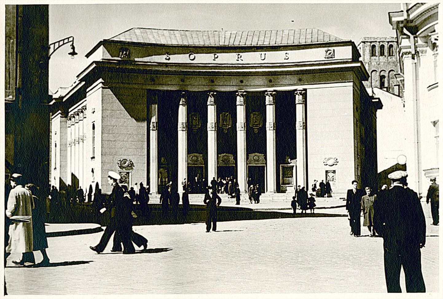 Stalinistliku arhitektuuri lipulaev Tallinna kino Sõprus on vanim siiani tegutsev kinohoone Eestis. Pildistatud pärast valmimist 1950ndate keskel.