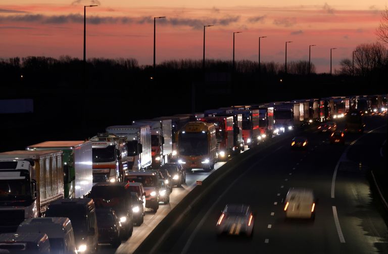 Veoautode järjekord 20. detsembril Põhja-Prantsusmaal A 16 kiirteel ootamas Eurotunnelisse pääsemist.