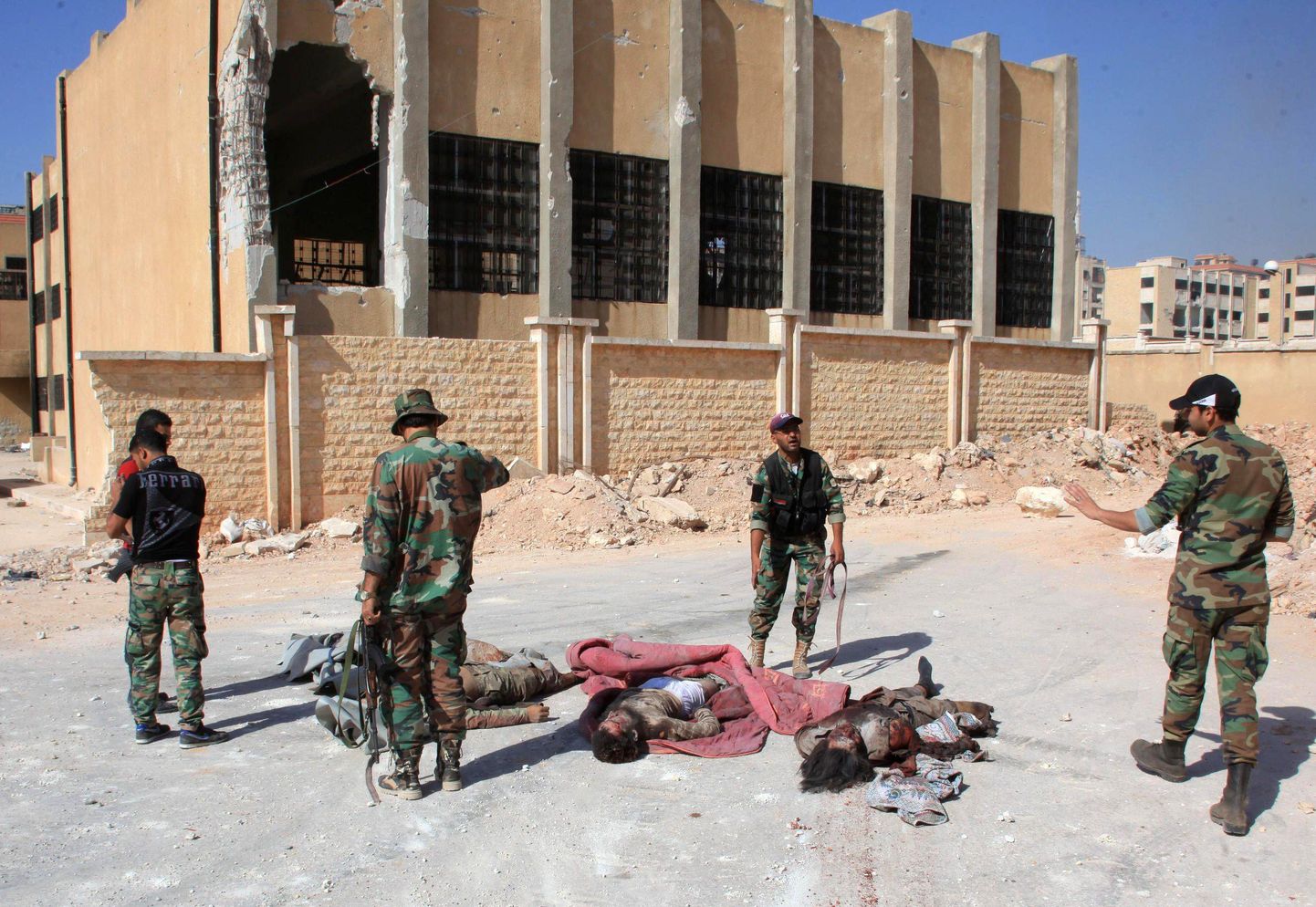 Süüria armee sõdurid islamiäärmuslastest hukkunute kõrval