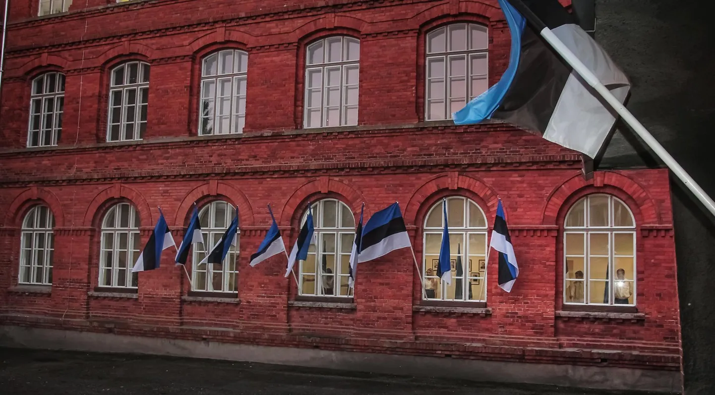 Sindi gümnaasiumis teabejuhina töötanud Urmas Saard muretseb, et kooli gümnaasiumiosa sulgemine ei pruugi tagada põhikooli püsimajäämist.