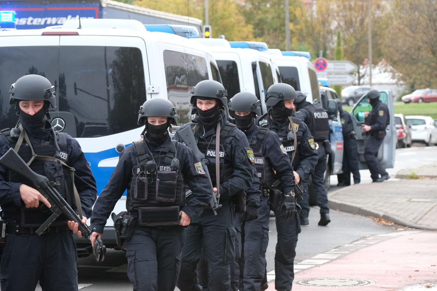 Vācijas policija Hallē, kur 9. oktobrī nošauti vismaz divi cilvēki.