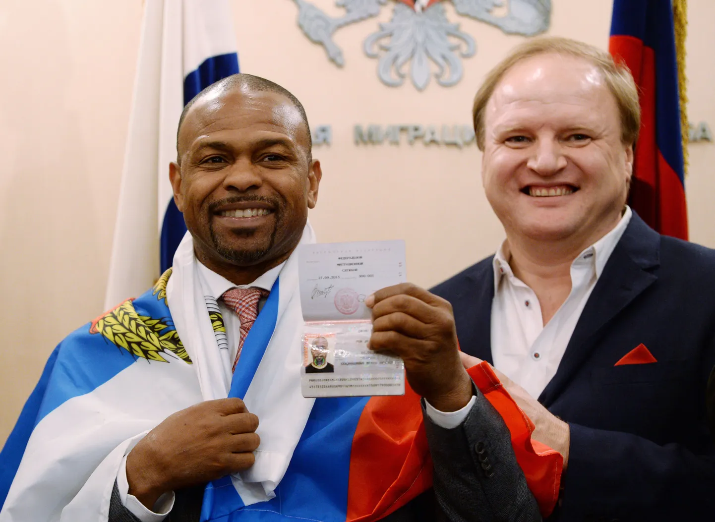 Во вторник, 27.10, Рой Джонс (слева) получил российский паспорт. Справа - промоутер Владимир Хрюнов.