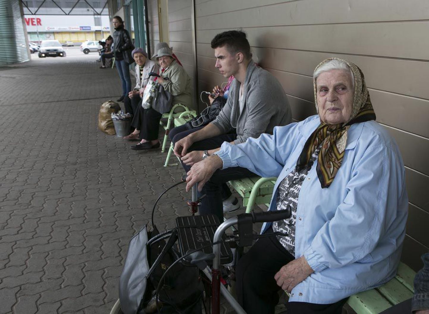 Eile pärastlõunal Viljandi bussijaamas Kolga-Jaani bussi oodanud Loreida Põldmaa märkis, et elu läheb kogu aeg kallimaks. Seetõttu ei imestanud ta ka bussipiletite hinnatõusu üle.
