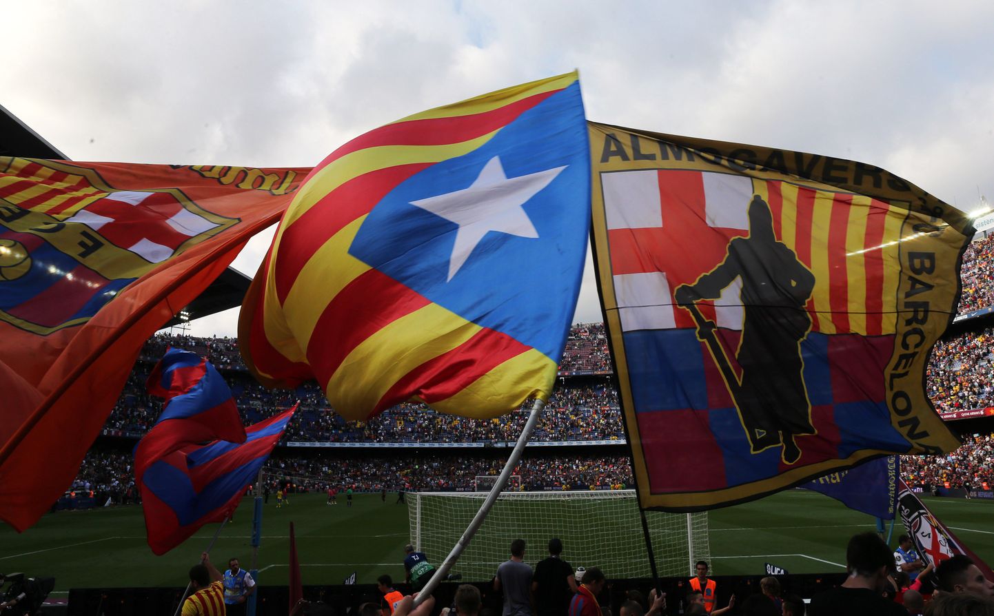 Barcelona jalgpallifännid Kataloonia lippudega