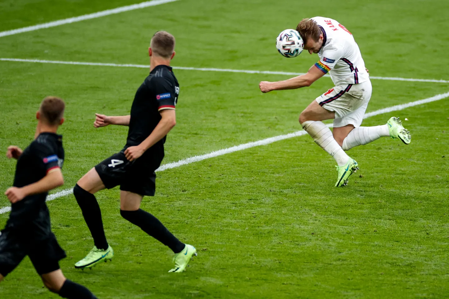 Harry Kane Saksamaale väravat löömas.