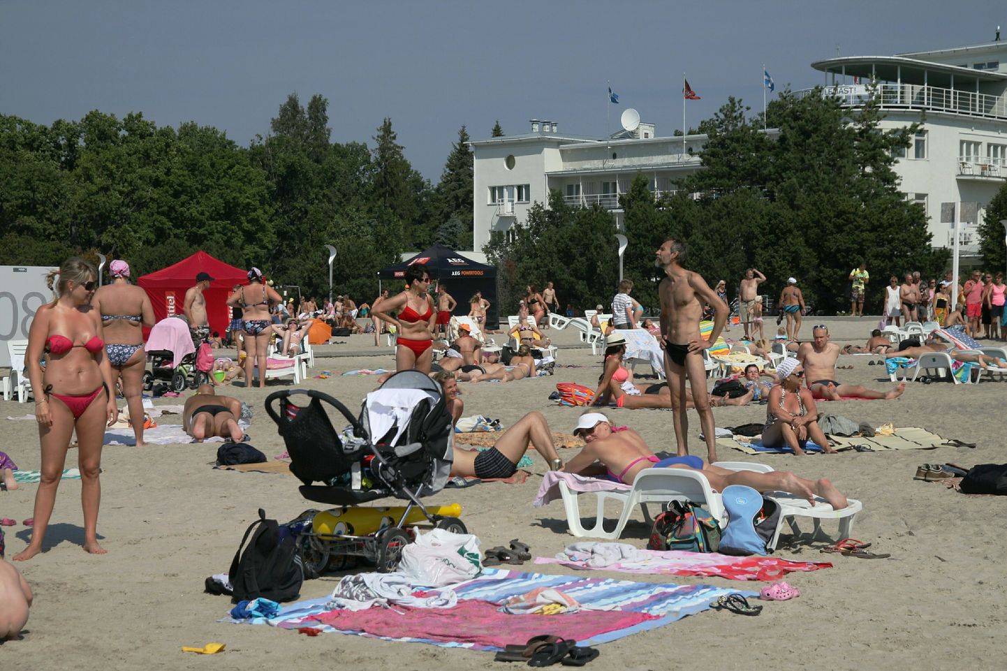 Pärnu rand on suvitajate seas populaarne.
