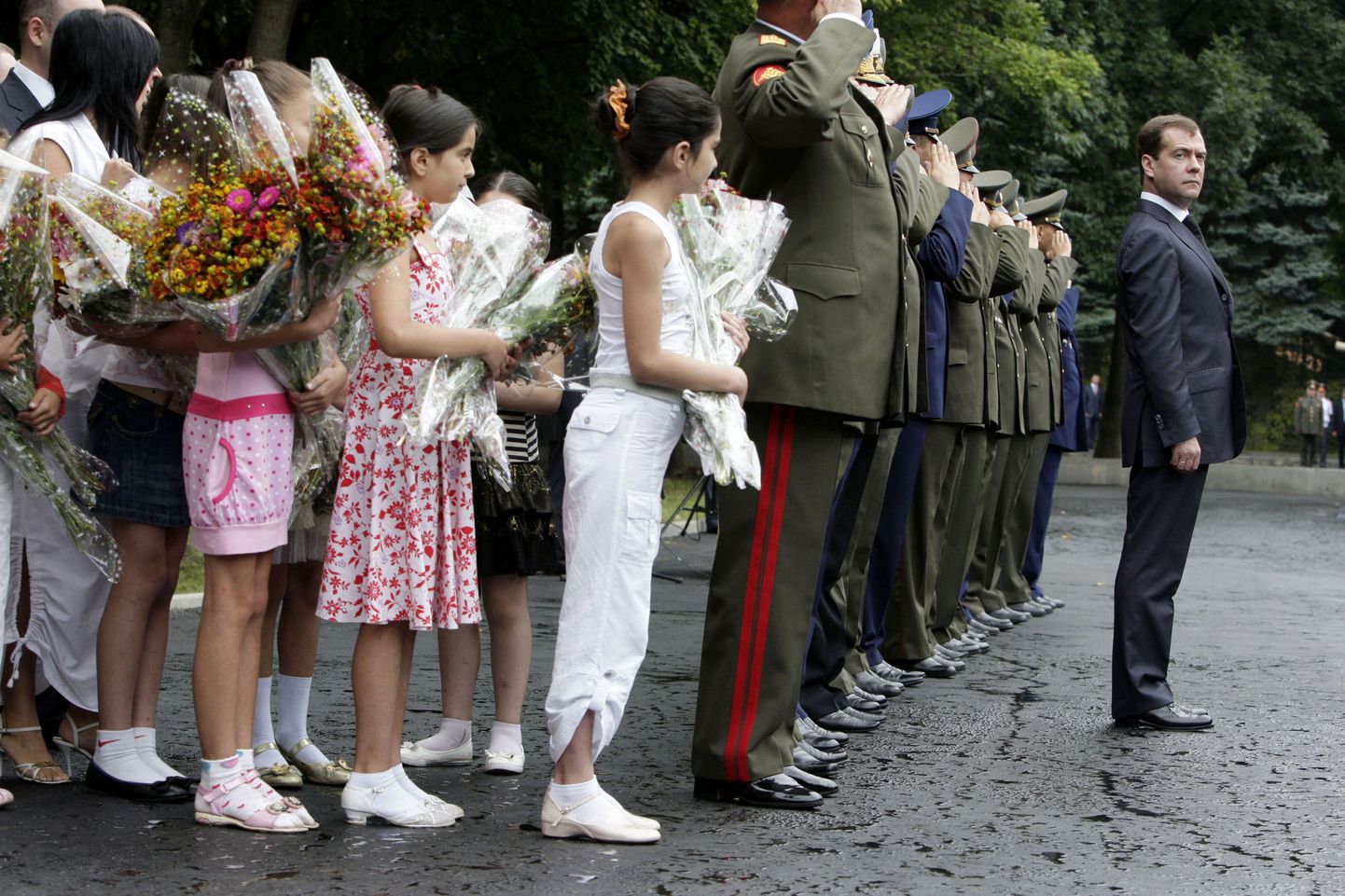 President Dmitri Medvedev (paremal) Vene 58. armee baasis Vladikavkazis. Vasakul ootavad lillesülemitega neiud.