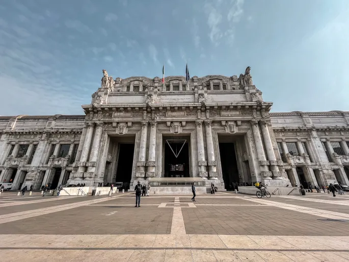 Тұра тұра ол маған оны жалауға рұқсат берді