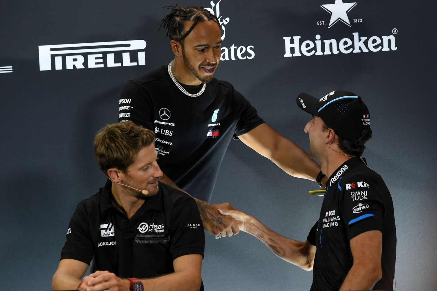Lewis Hamilton (seisab) tunnustab Williamsi sõitjat, poolakat Robert Kubica (paremal) eilsel Singapuri GP eelsel pressikonverentsil.