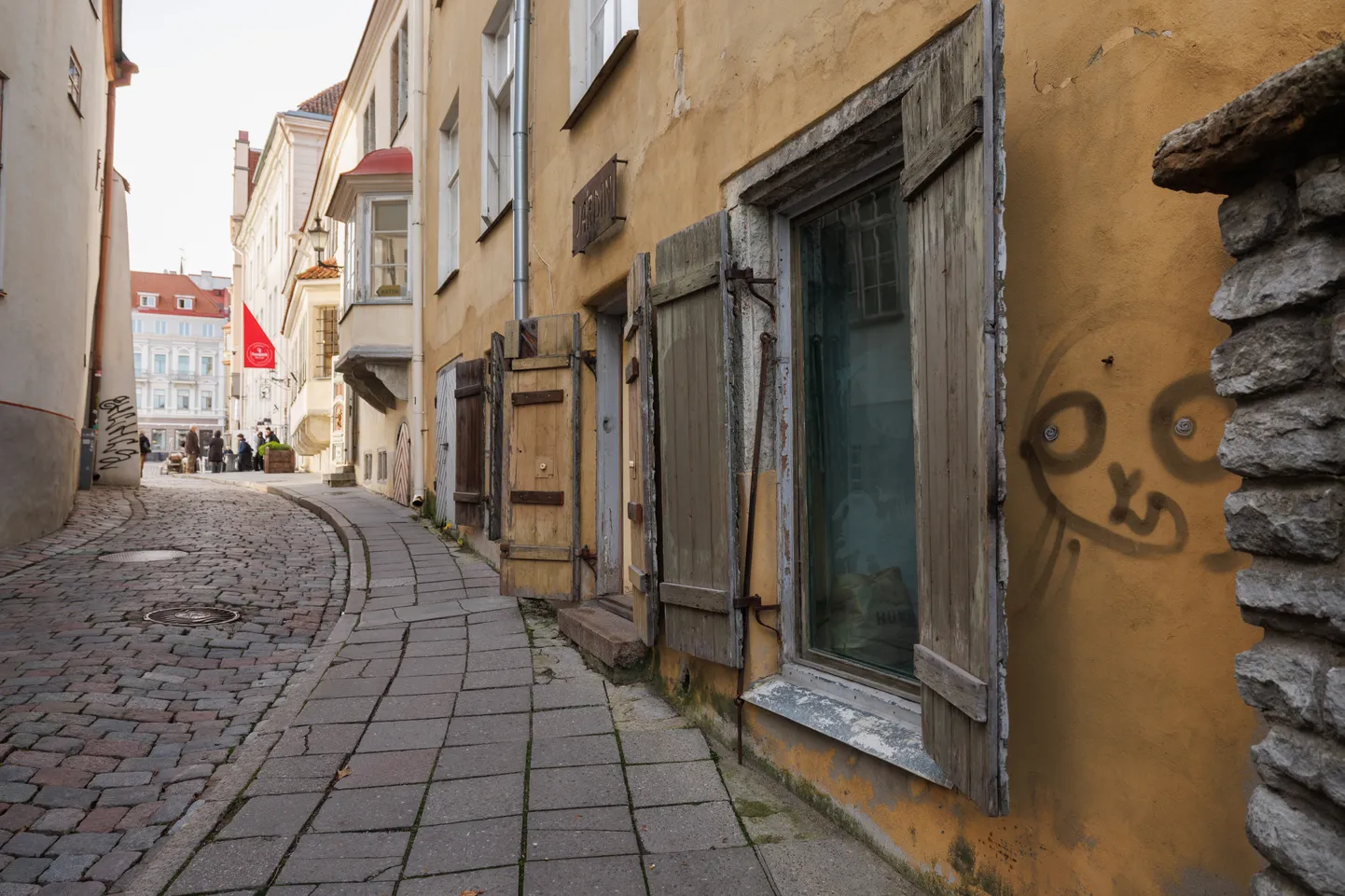 Apteegi tänav Tallinna vanalinnas saab kaaseaegse ilme.