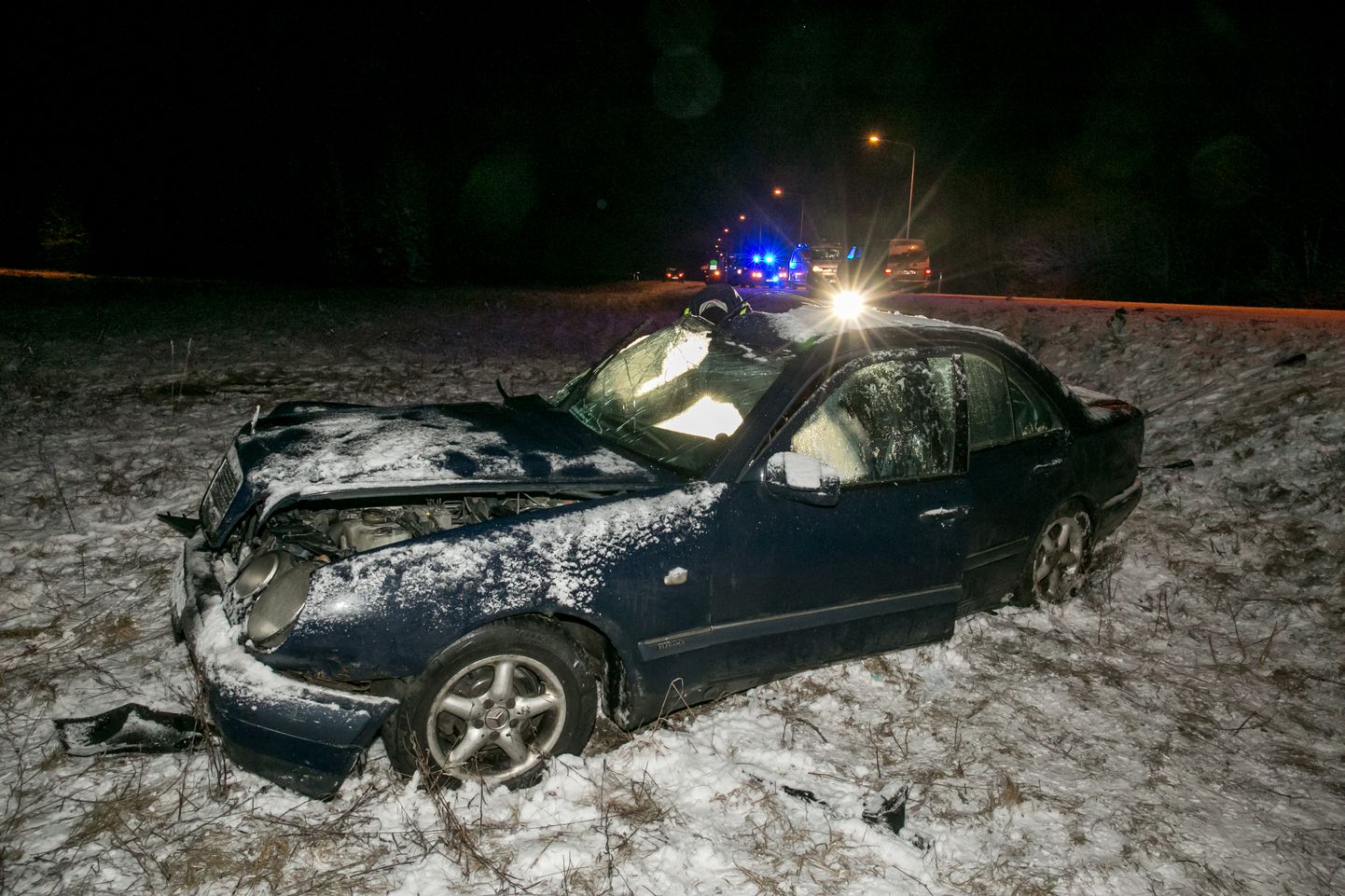 Eile kella 21.41 ajal toimus Tallinna-Pärnu-Ikla maantee 101. kilomeetril raske liiklusõnnetus, kus kokku põrkasid sõiduauto ja veoauto. Esialgsetel andmetel kaotas Tallinnast Pärnu poole liikunud sõiduauto Mercedes-Benz juhitavuse, kaldus vastassuunavööndisse ja sõitis parema küljega ette Pärnust Tallinna poole liikunud veoautole Mercedes-Benz.