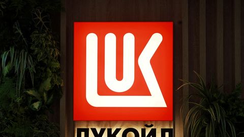 ASV nosaka sankcijas pret lielākajām Krievijas naftas kompānijām "Rosņeftj" un "Lukoil"