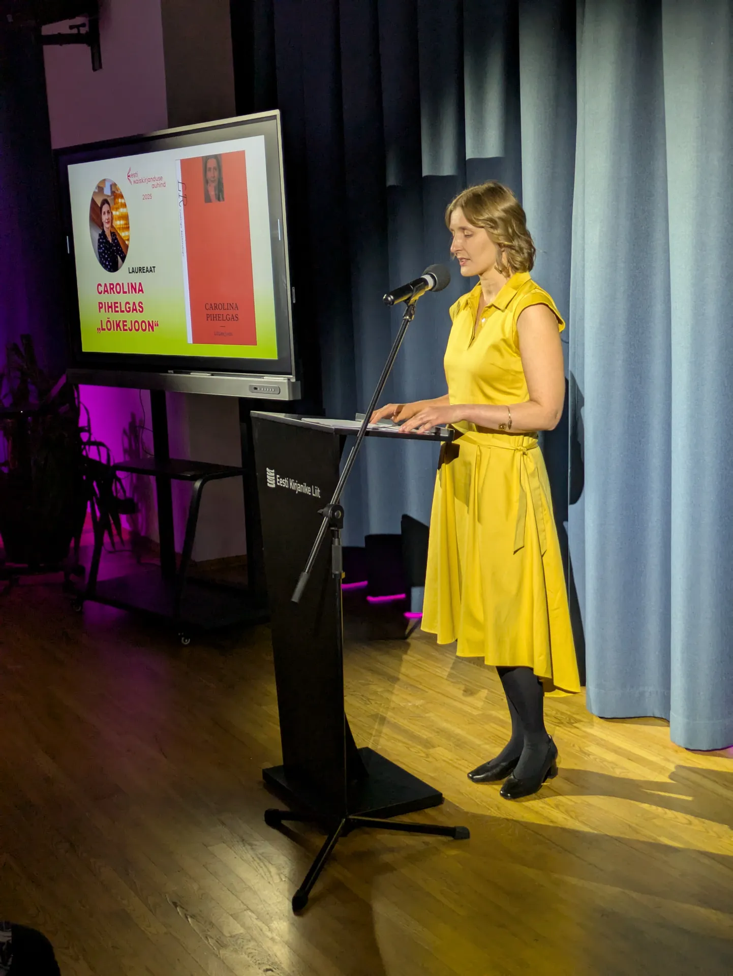 Eesti naiskirjanduse auhinna esimene laureaat on Carolina Pihelgas.