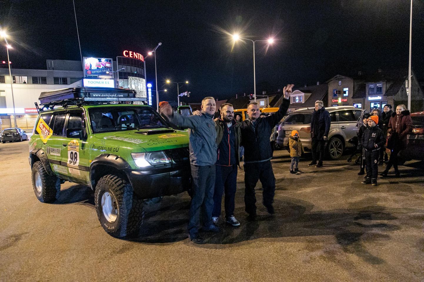 Rohelise Nissaniga alustasid eile õhtul Viljandist seiklust (vasakult)  Raimo Vildersen, Andres Soosaar ja Janek Uibopuu. 
