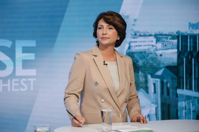 Студия Postimees: можно ли не пустить или выгнать сотрудника в отпуск? Одежда ведущей: Tallinna Kaubamaja / Andiata