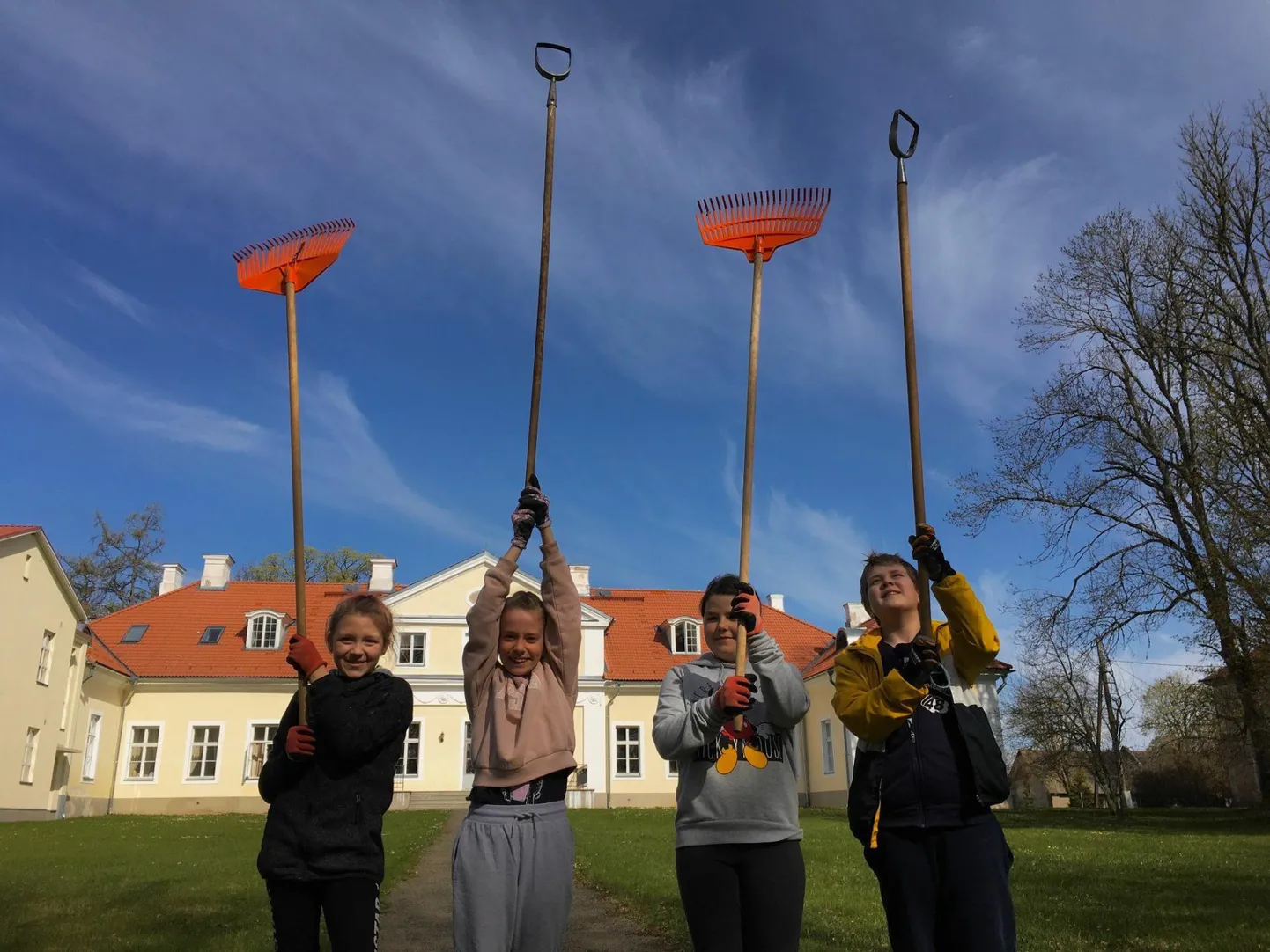 3. klassi õpilased Brenda Nõva (vasakult), Karola Astula, Stella Tšerednik ja Mattias Kranich riisusid talgupäeval mõisapargis lehti ja korjasid oksi. Lisaks lasteaia õueala, kooliaia ja pargi riisumisele korrastasid koolilastest talgulised aias lillepeenraid ja lastevanemate abiga valmistasid ette platsi istutuskastidele, kuhu õpilased panevad kasvama ürdid ja köögiviljad. Lisaks said mõisapargi pingid uue värvikatte ja jalgrattad euroalustest ehitatud hoidiku.