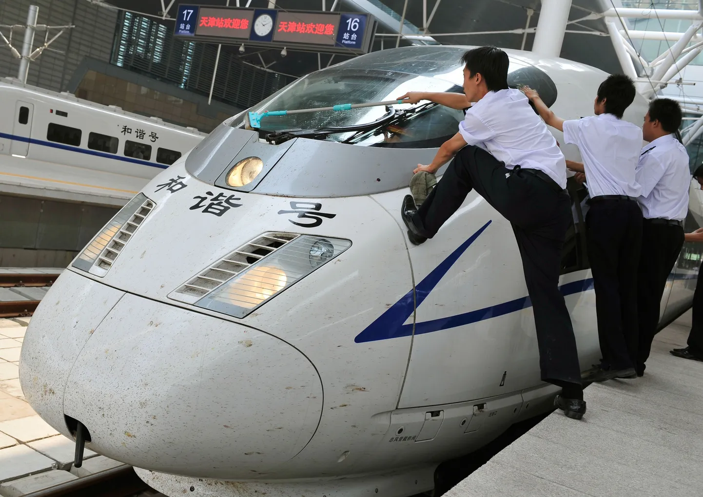 Pildil puhastavad töölised Pekingi ja Tianjin'i vahel liikuvat kiirrongi, mis alustas reise enne olümpiamänge.
