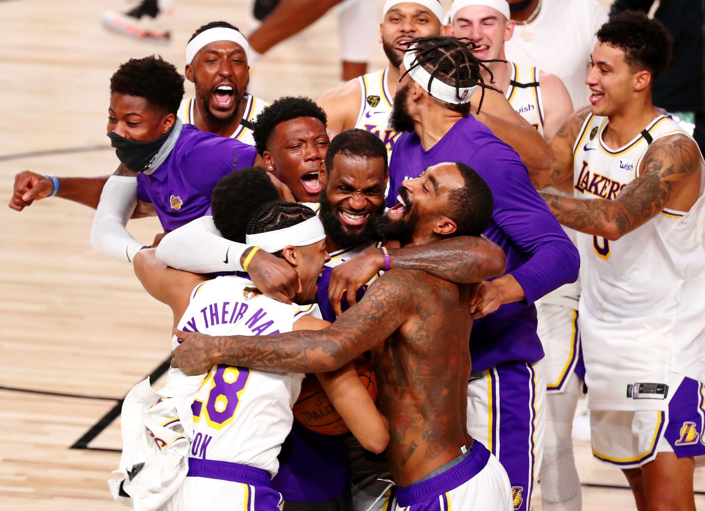 NBA hooaeg lõppes 11. oktoobril, mil Los Angeles Lakers alistas viimases finaalmängus Miami Heati 106:93. Fotol Lakersi mängijate juubeldamine, keskel LeBron James.
