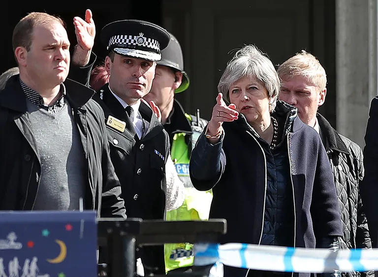 Suurbritannia peaminister Theresa May Salisburys Vene agendi rünnakupaigaga tutvumas.