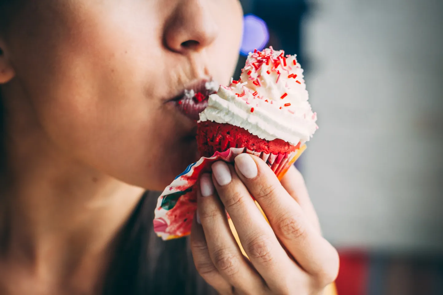 Naine sööb muffinit.