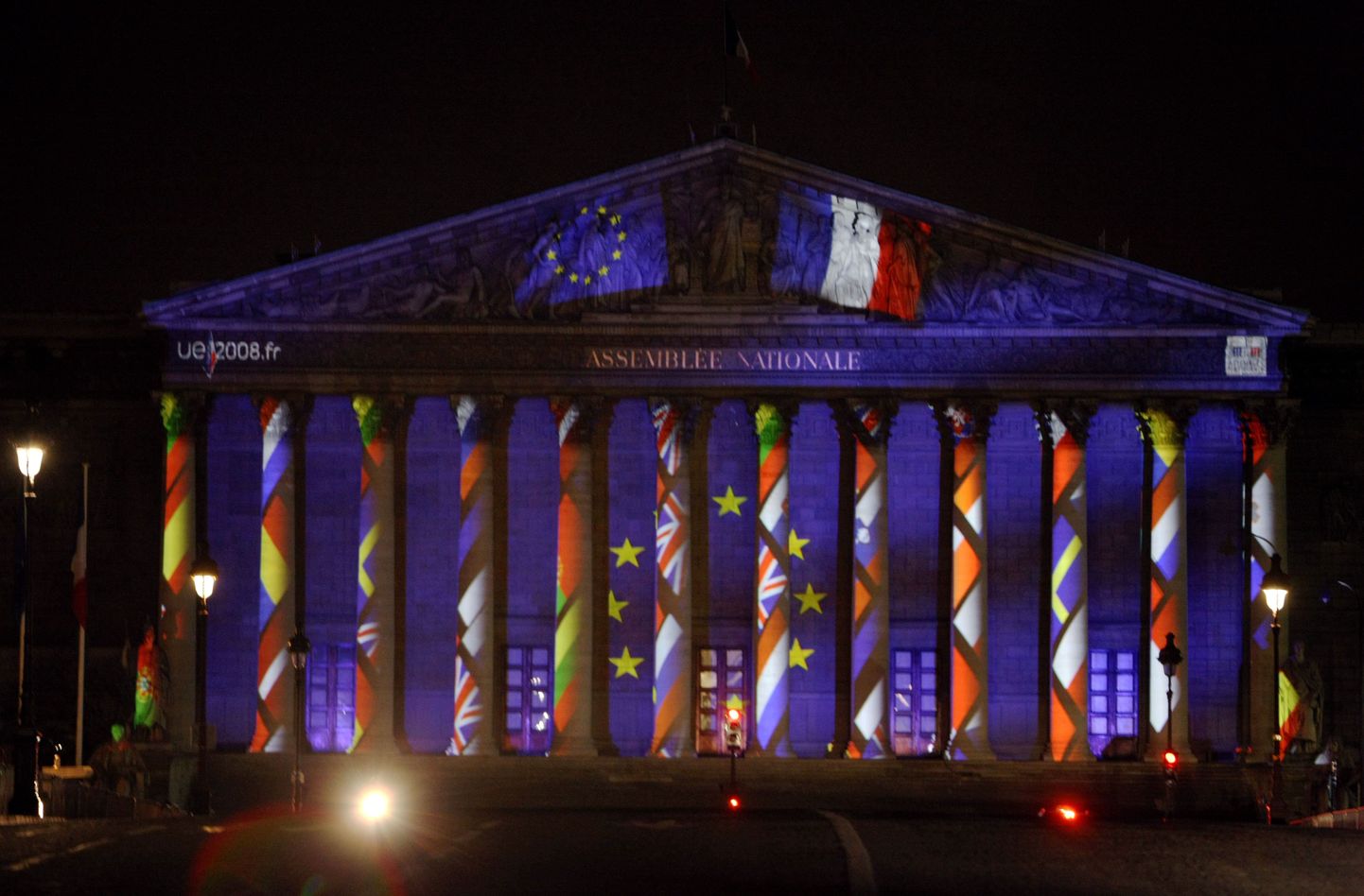 Euroopa Liidu liikmesmaade rahvuslipud projitseerituna Prantsuse rahvusassamblee hoone fassaadile.