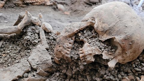 HARULDANE IIDNE LEID ⟩ Arheoloogid avastasid inimohvrite luude ja kuldehete keskelt kummaliselt maetud üliku