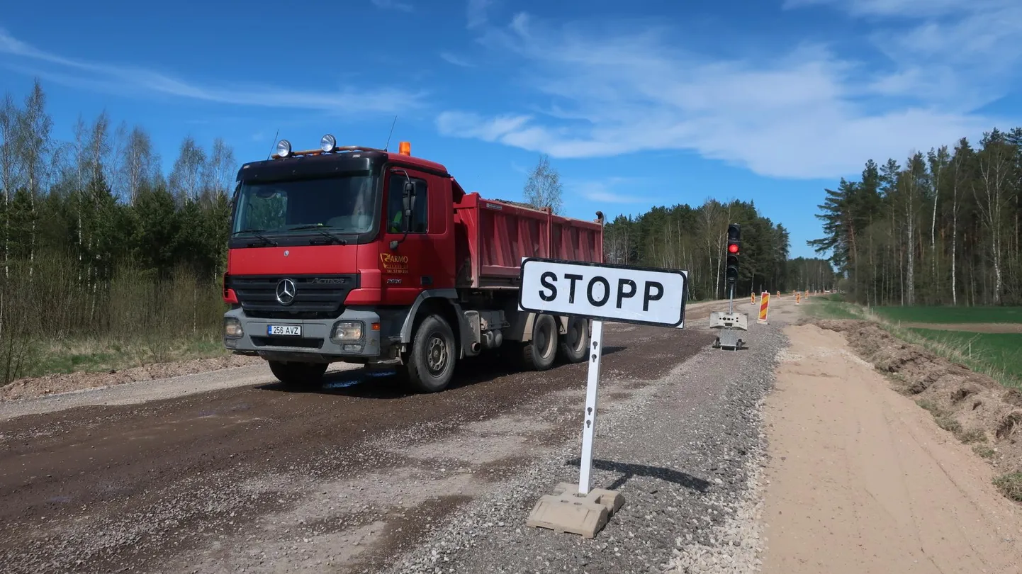 Vana asfalt on Vinso ja Veriora vahel maha freesitud, uut katet asutakse paigaldama lähinädalatel.