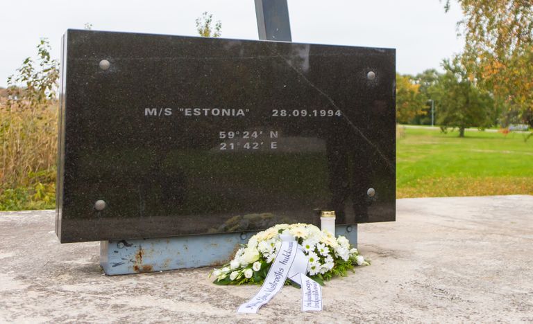 В 2017 году, в годовщину катастрофы парома "Эстония", памятный знак был установлен и в Пярну.