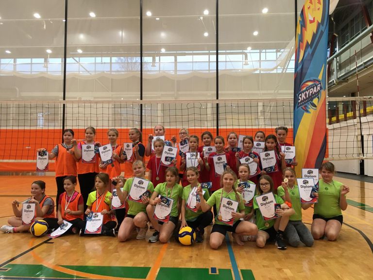 Pärnumaa koolide võrkpalli meistrivõistlused võitis Raeküla kooli naiskond.