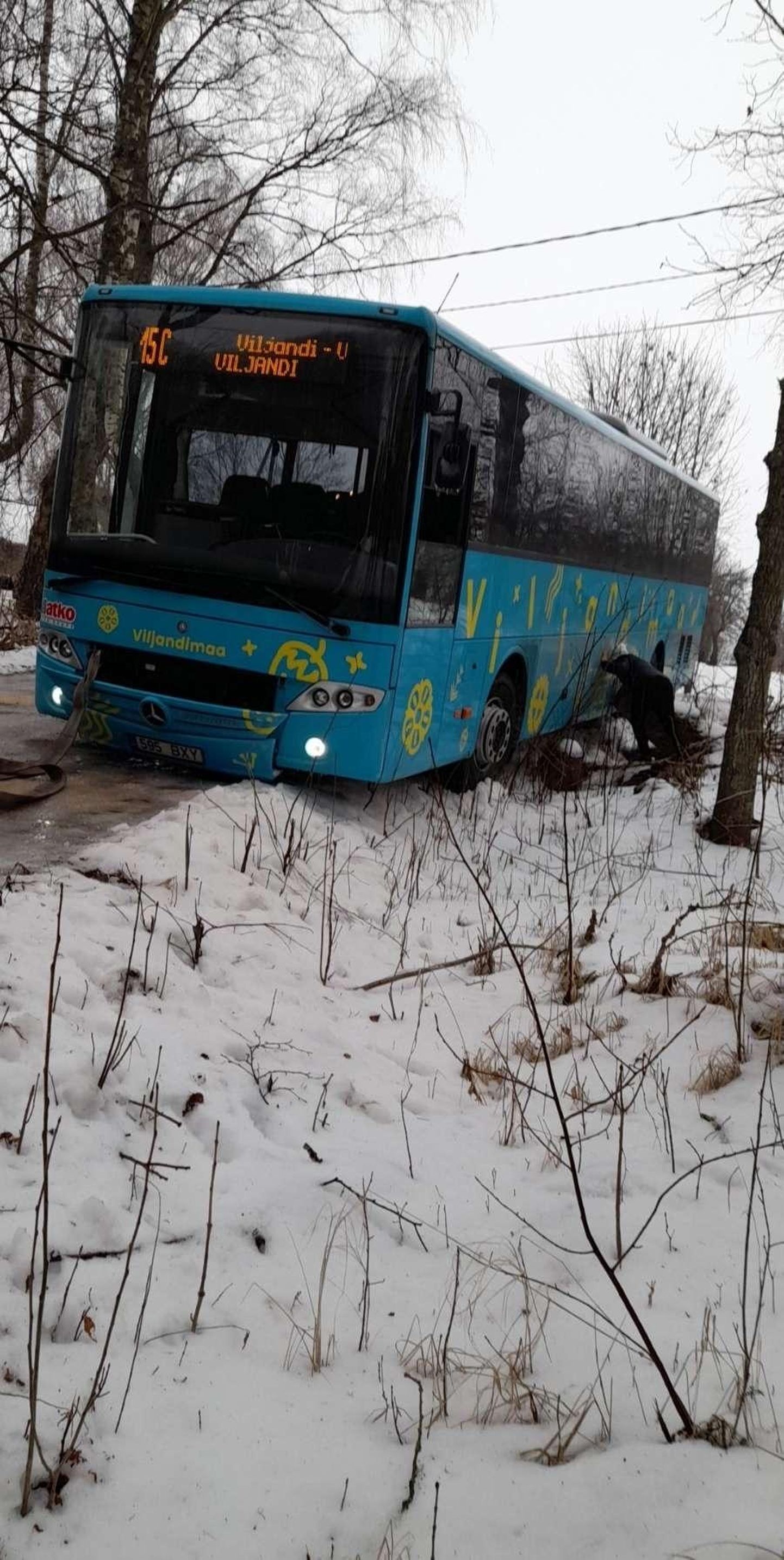 Valma külas sõitis buss libeduse tõttu kraavi.