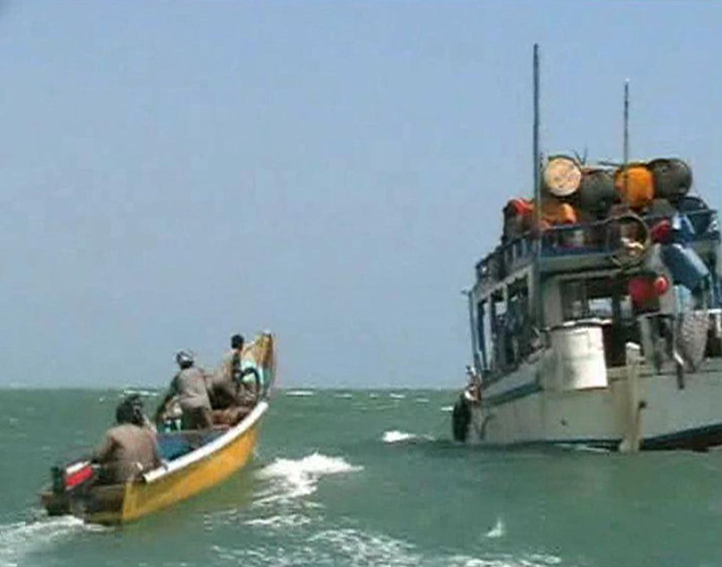 Somaalia piraadid lähenemas emalaevale.