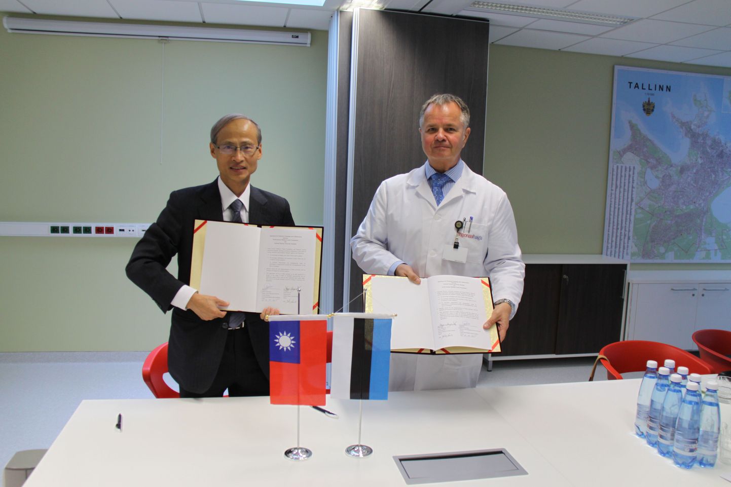 Taiwani Ülikoolihaigla esindaja dr Shur-Chyr Chen ja Regionaalhaigla ülemarst dr Andrus Remmelgas