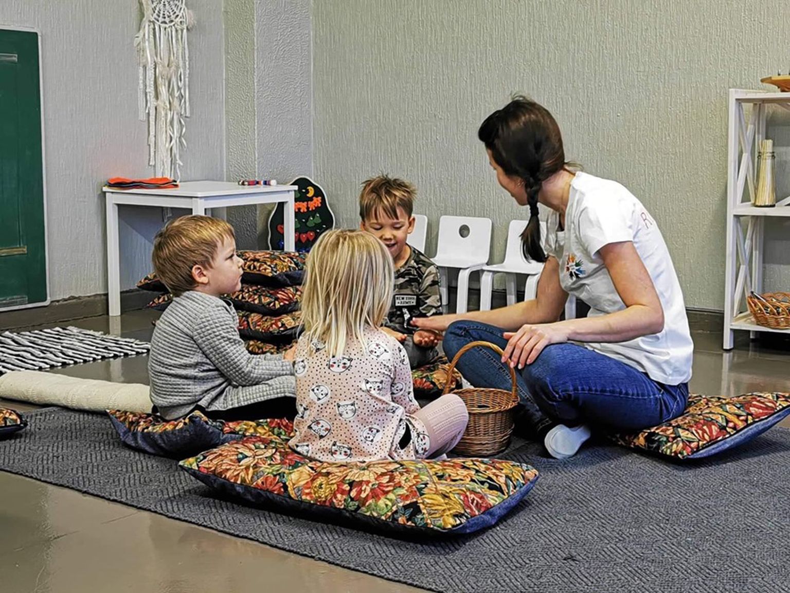 Üks rentnikest, kes Jõhvi vene põhikooli tühjaks jäänud klassiruumides tegutseb, on MTÜ Rõõmukool.