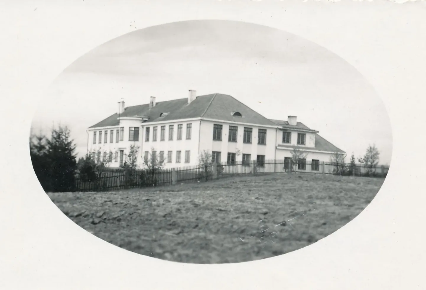 Põlgaste koolimaja avamisjärgselt, umbes 1937.