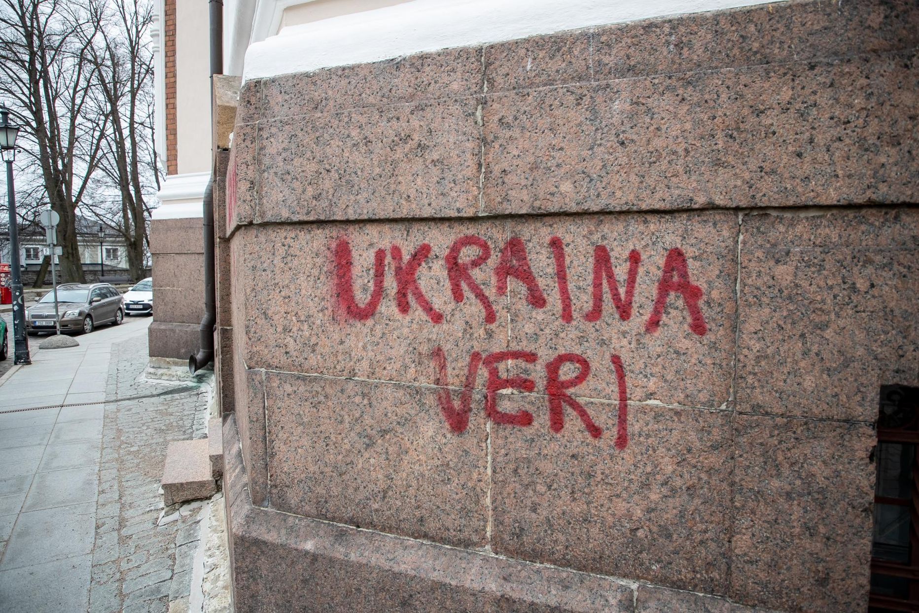 Öösel soditud Ukraina sõja vastaste graffititega Nevski katedraal. 