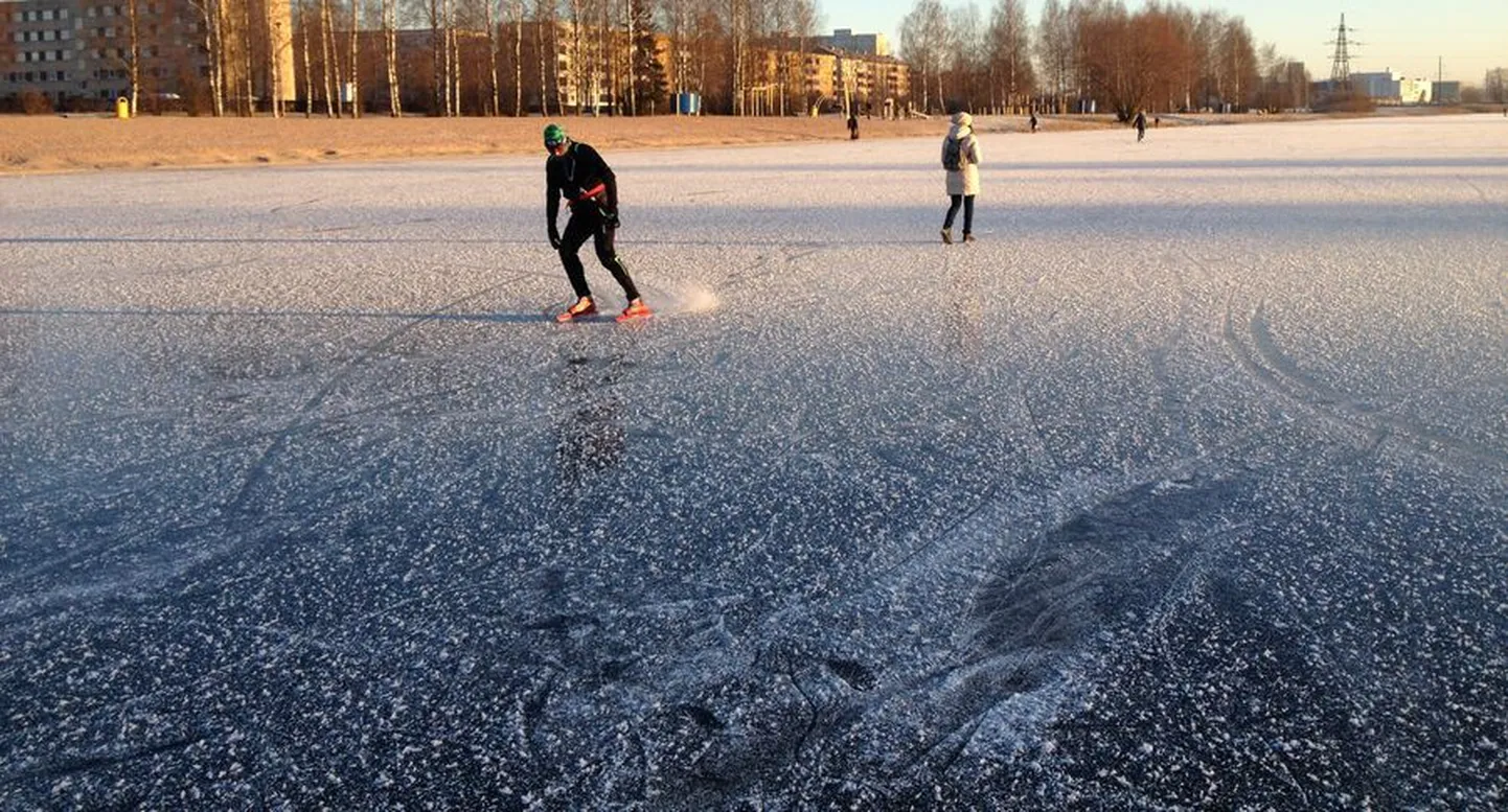 Uisutajad Anne kanali jääl.