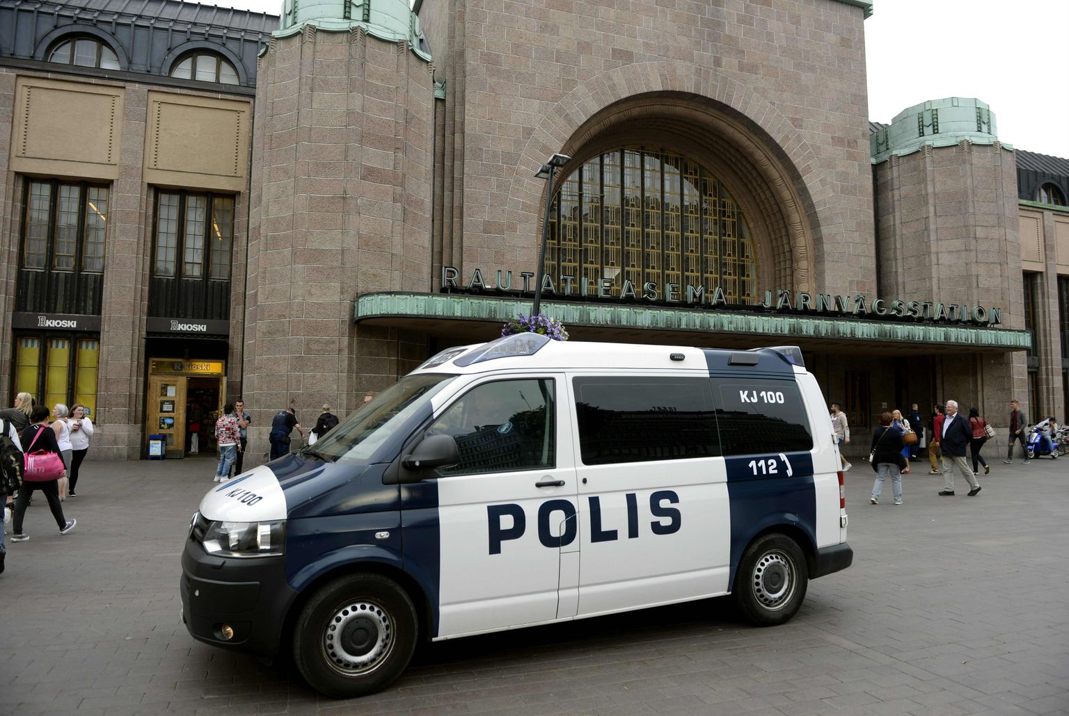 Finnish police patrols in front of the Cenral Railway Station in Helsinki on August 18, 2017.
Finnish Police announced they will rise the readiness after stabbings in Turku. / AFP PHOTO / Lehtikuva / Linda Manner / Finland OUT