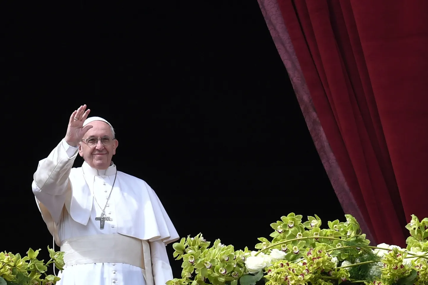Paavst Franciscus Püha Peetruse basiilika rõdul Vatikanis.