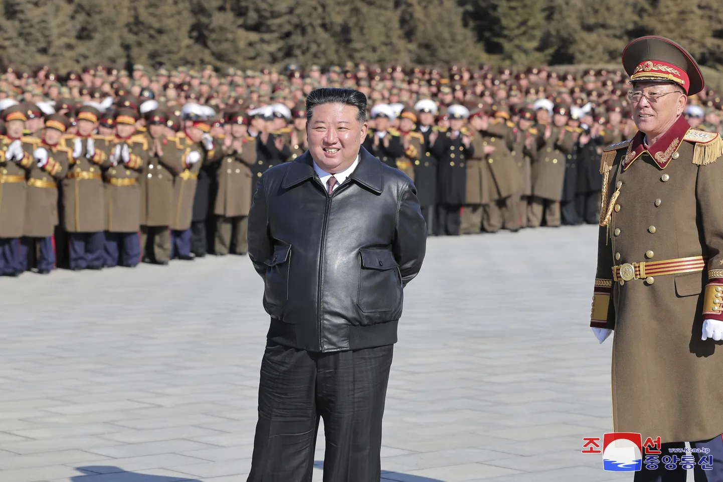 Põhja-Korea liider Kim Jong-un külastamas kaitseministeeriumi Pyongyangis.