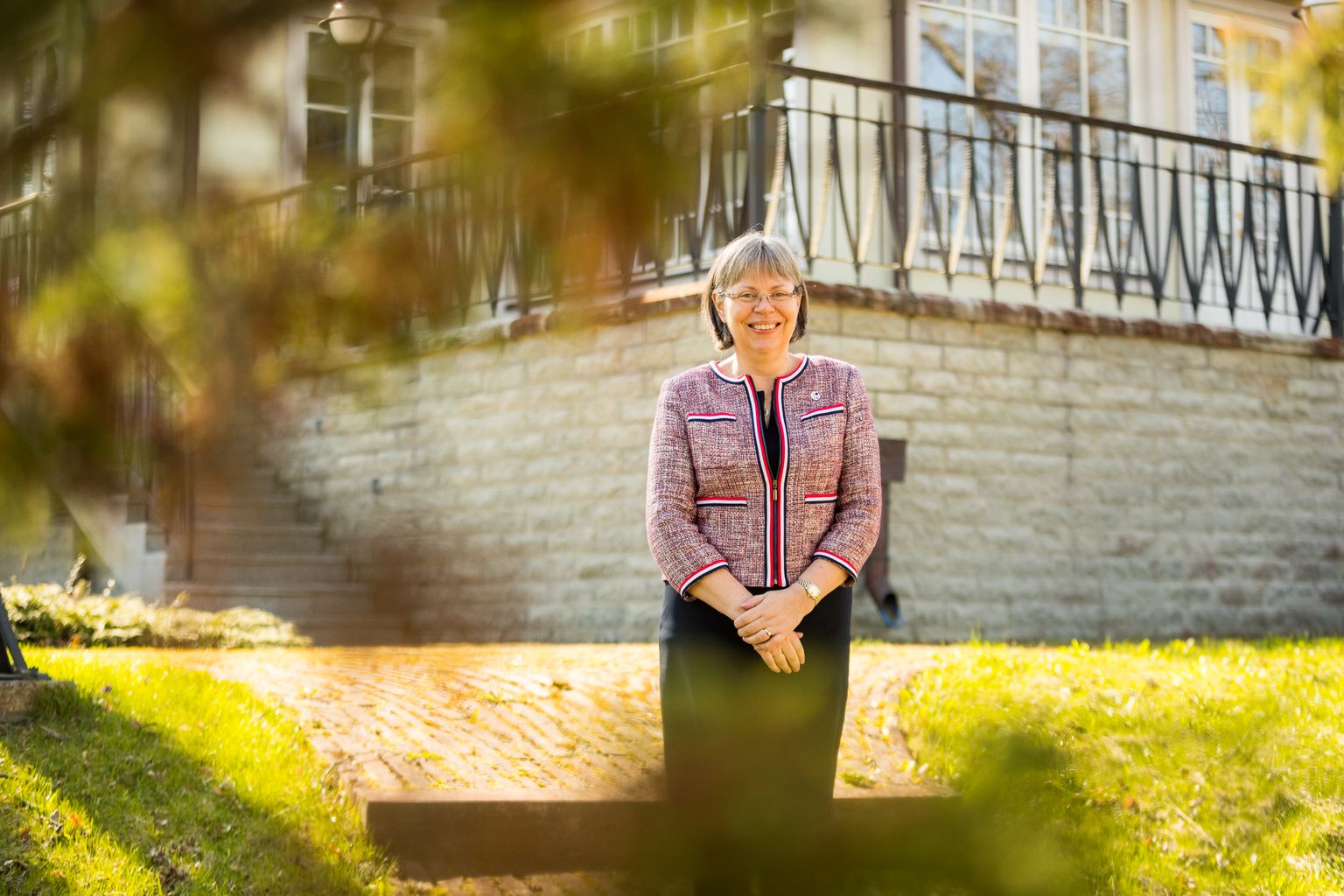 Briti suursaadik Theresa Bubbear oma residentsi õuel Pirita-Kosel.