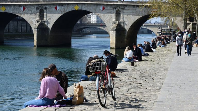 Правительство Франции объявило о долгожданных послаблениях, хотя статистика заболеваемости в стране все еще высокая