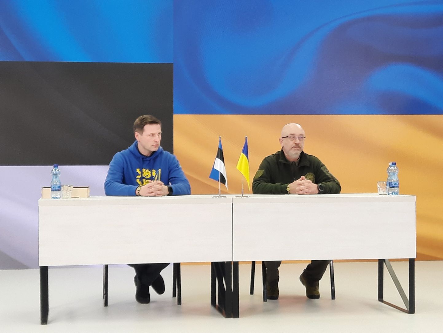 Kahe riigi kaitseministrid, Hanno Pevkur (vasakul) ja Oleksi Reznikov, tänasel pressikonverentsil Kiievis.