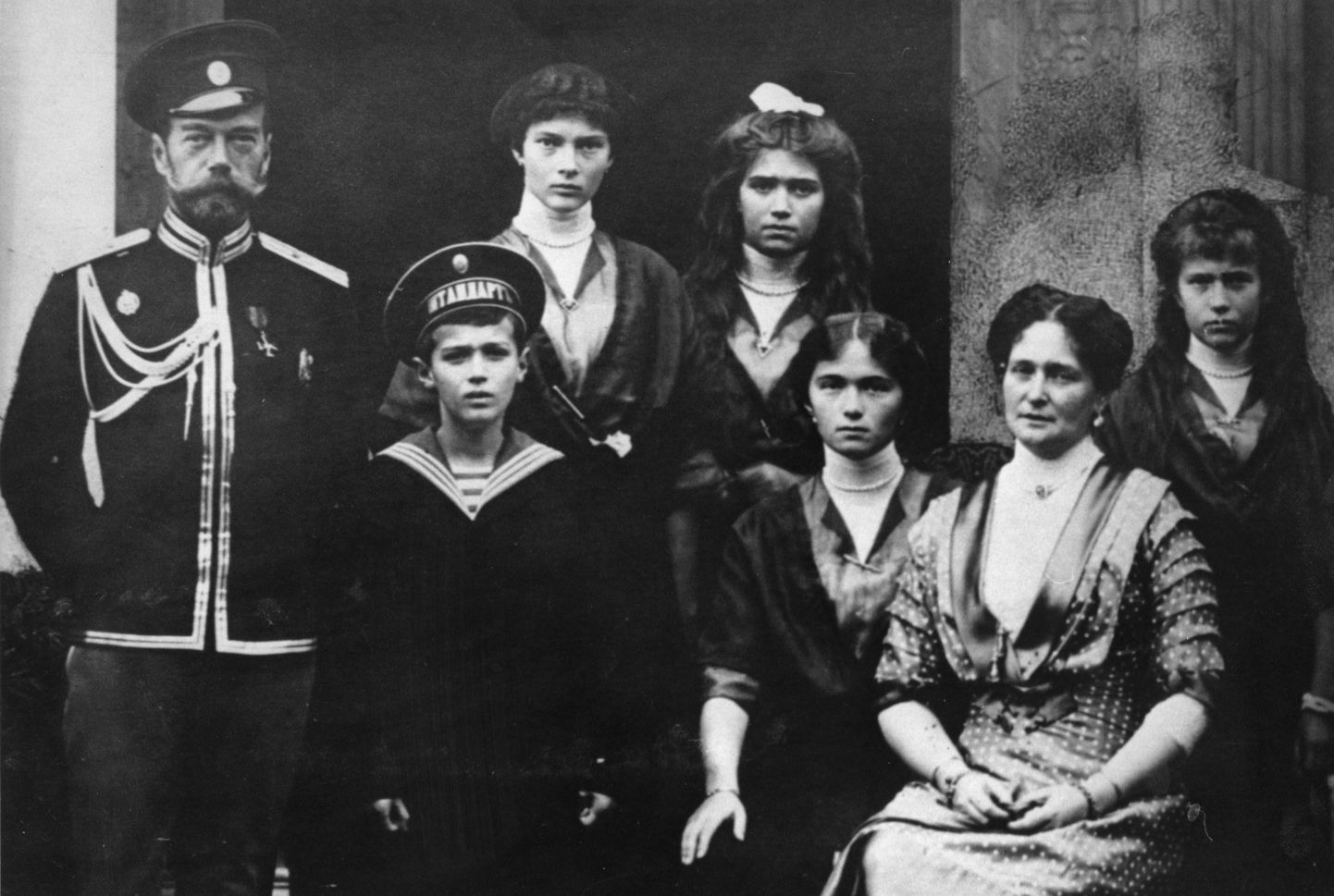 Vasakult tsaar Nikolai II, Aleksei, Olga, Maria, Tatjana, tsarinna Aleksandra Fjodorovna ja Anastassia.