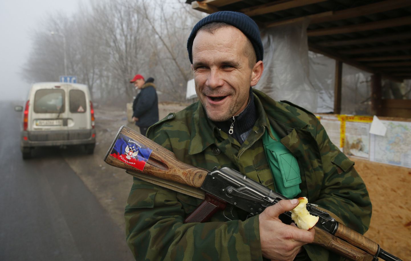 Ida-Ukraina mässuline Gorlovka juures kontrollpunktis. Tõenäoliselt tunnevad ka tema kaaslased teda mõne hüüdnime järgi.