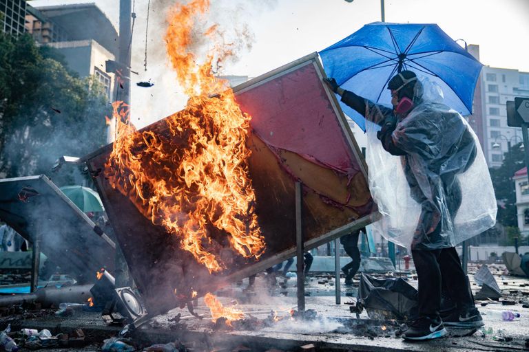 Meeleavaldajad ehitavad pidevalt tänavatele politseinike takistamiseks barrikaade, mis Molotovi kokteilide tõttu põlema lähevad.