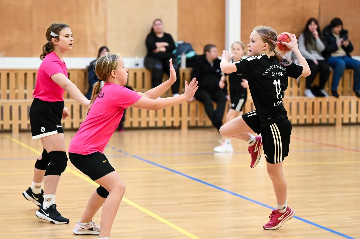 Tapa käsipallitüdrukud olid laupäeval hooaja esimesel miniliiga etapil edukad.