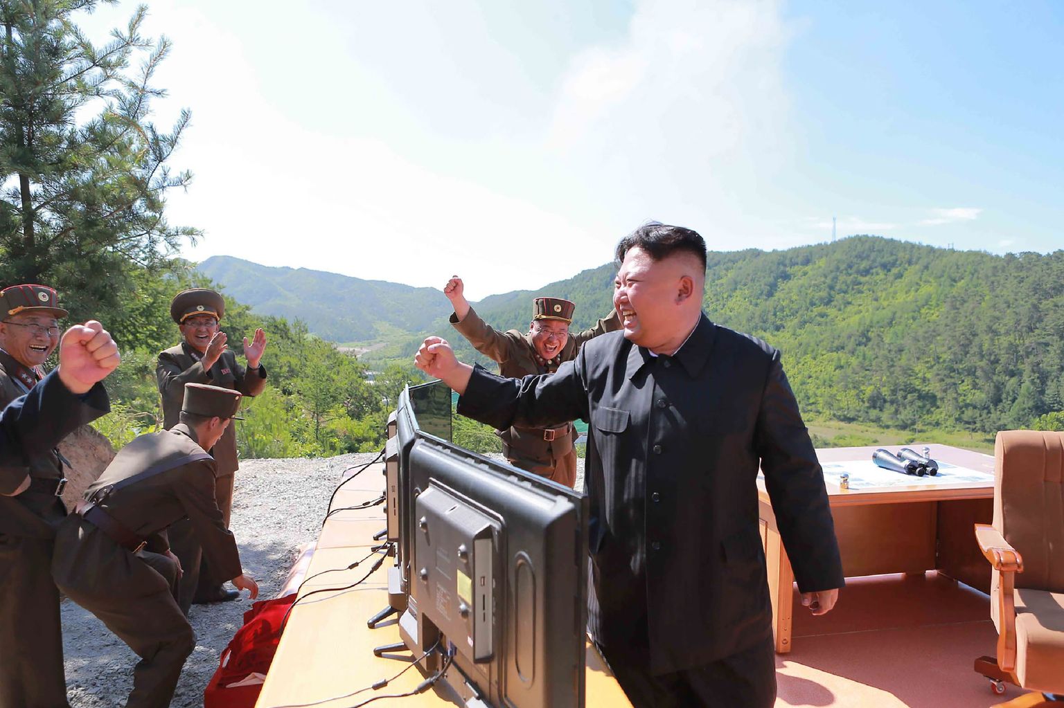Põhja-Korea uudisteagentuuri KCNA foto raketikatsetuse üle rõõmustavast Kim Jong-unist.