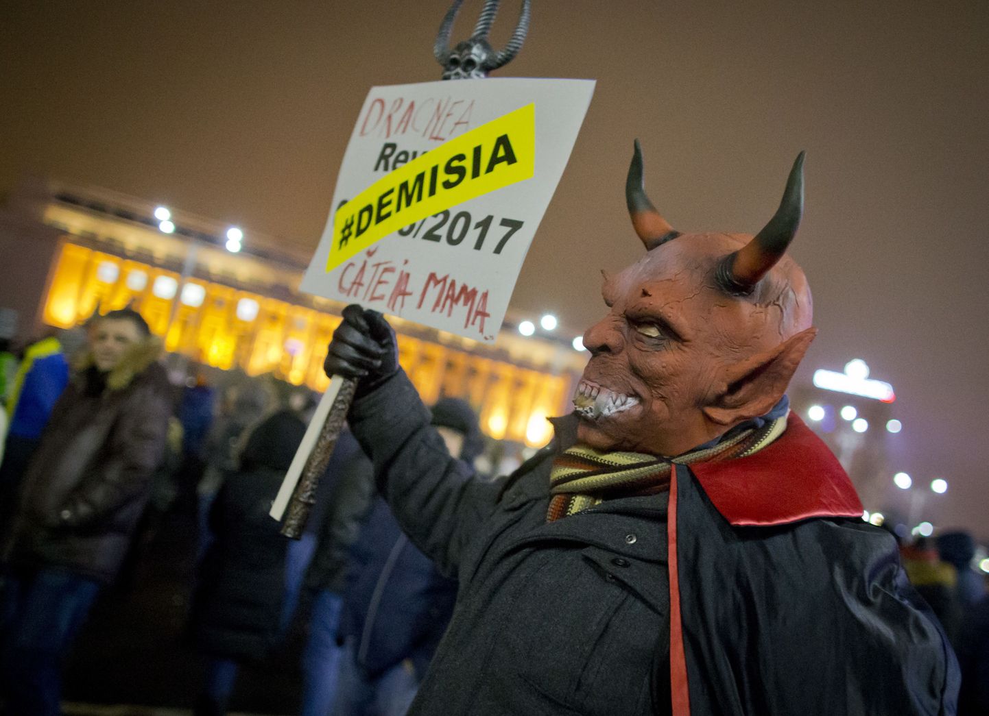 Valitsusevastane meeleavaldaja eile Bukarestis.